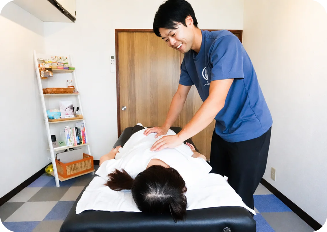背中の動きを見ながら整える施術