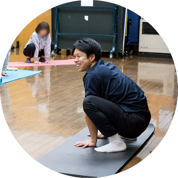 ストレッチの動きを指導するトレーナー