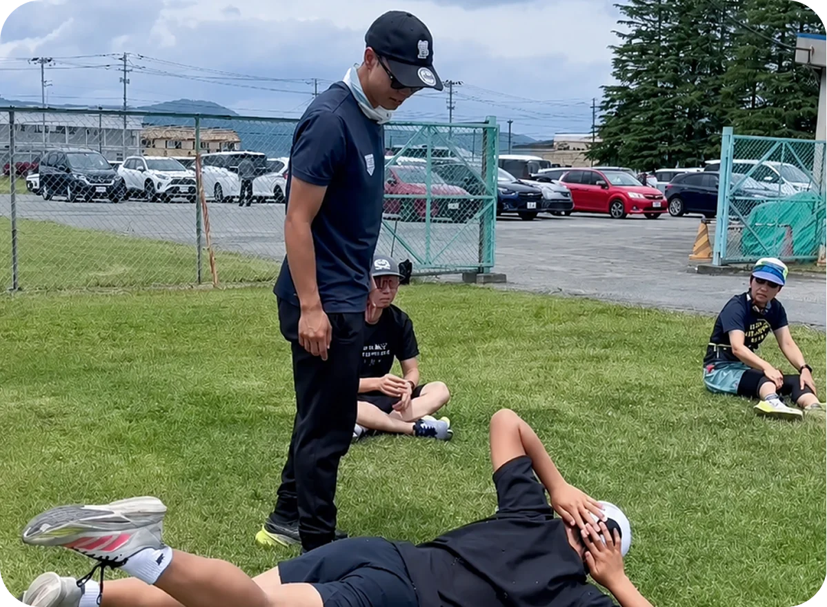 スポーツ現場で選手をサポートする様子