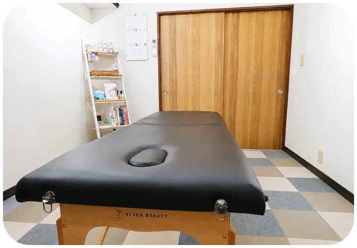 施術ベッドのある施術室